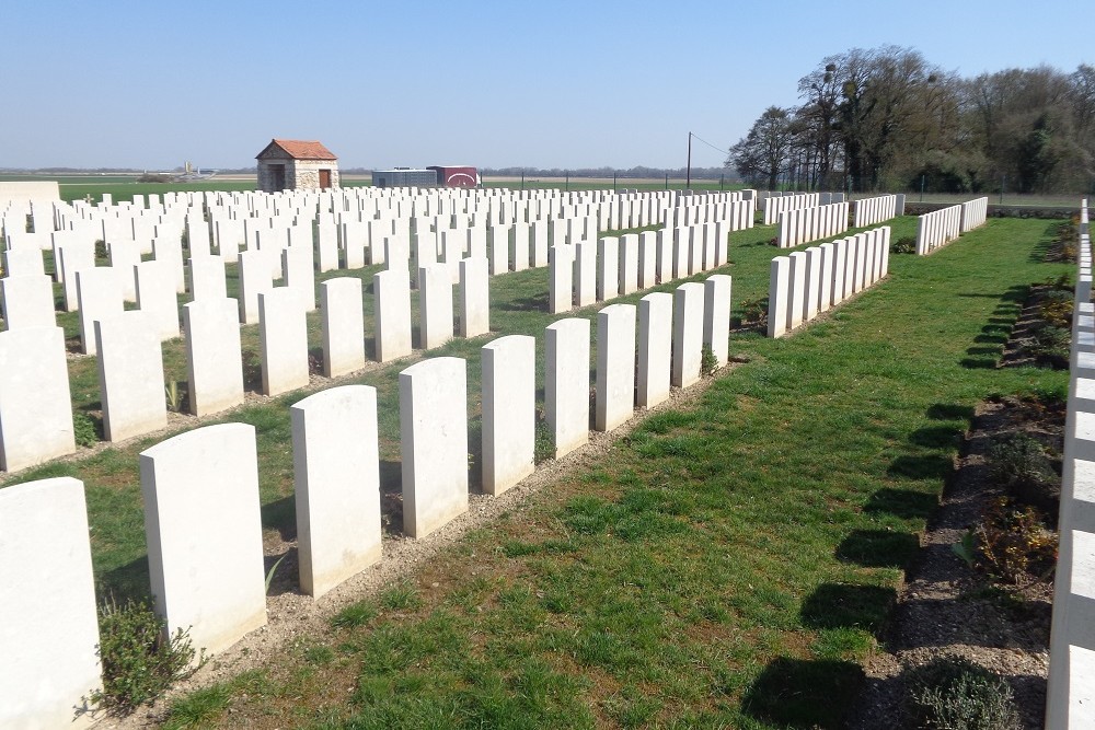 Commonwealth War Cemetery La Ville-aux-Bois #2