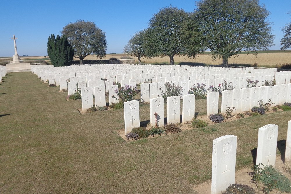 Commonwealth War Cemetery Grove Town