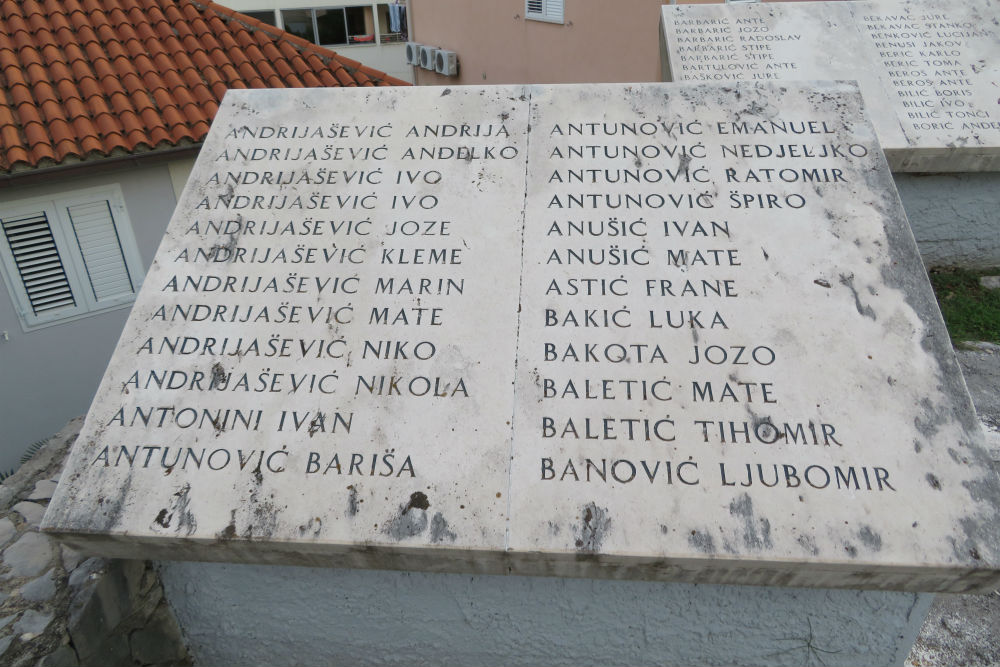 Oorlogsmonument Makarska #4