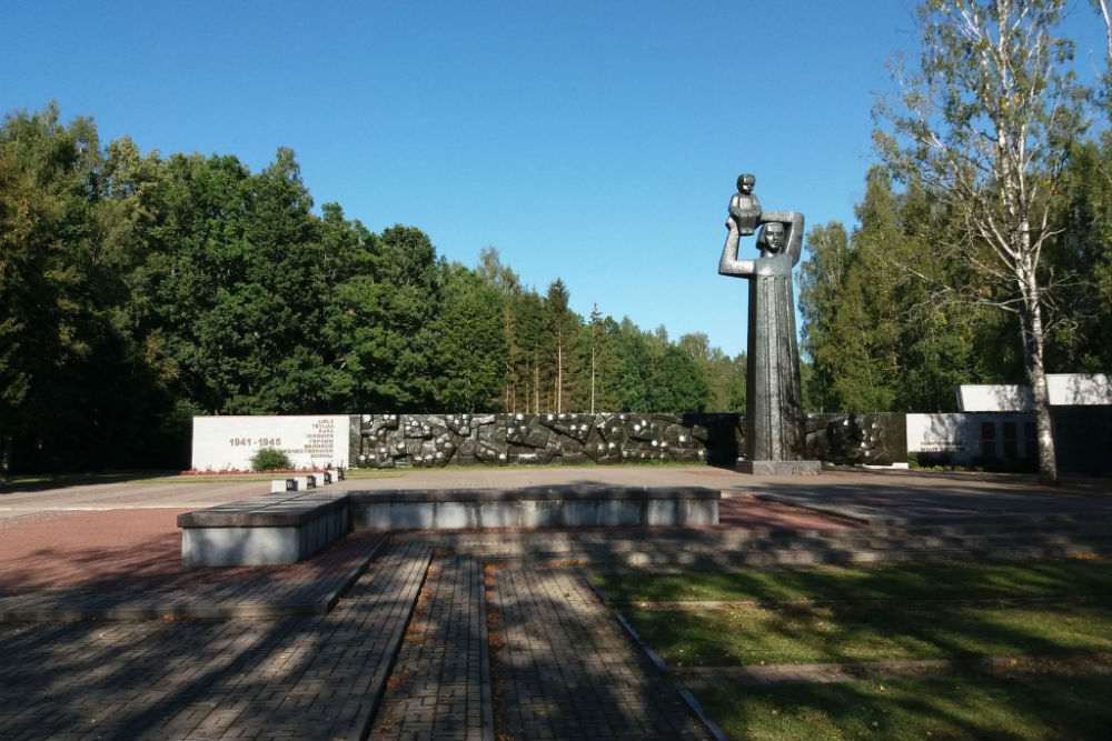 Sovjet Oorlogsbegraafplaats Priekule #1