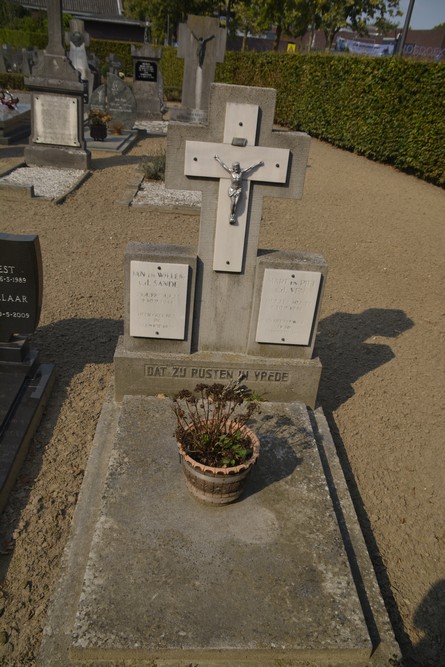Gezamenlijk Graf Burgerslachtoffers Rooms Katholieke Begraafplaats Wintelre #2