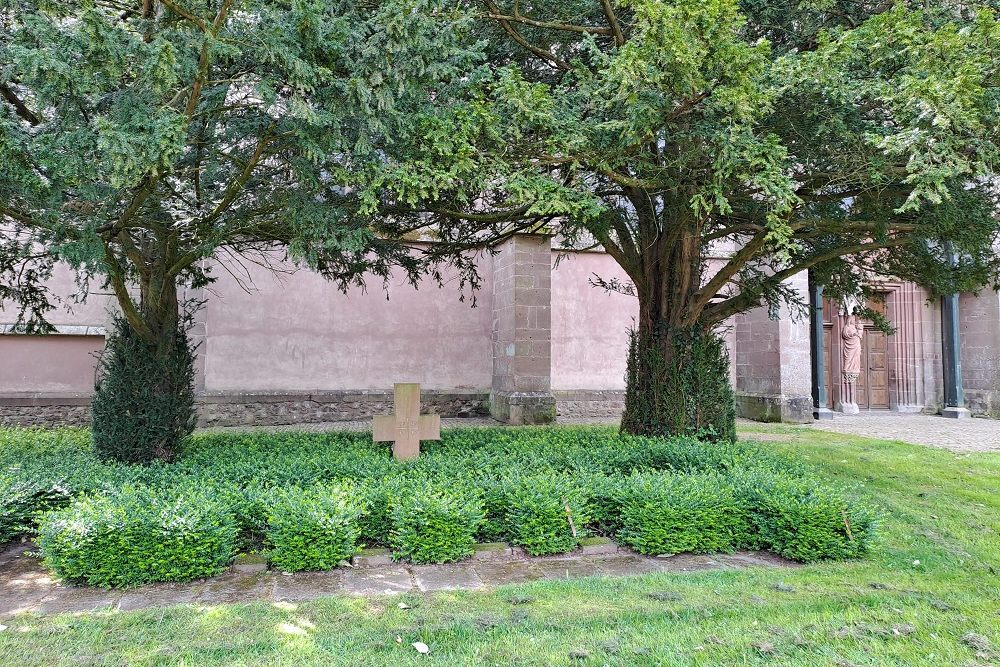 Oorlogsgraven aan O.L.Vrouwkerk Kyllburg