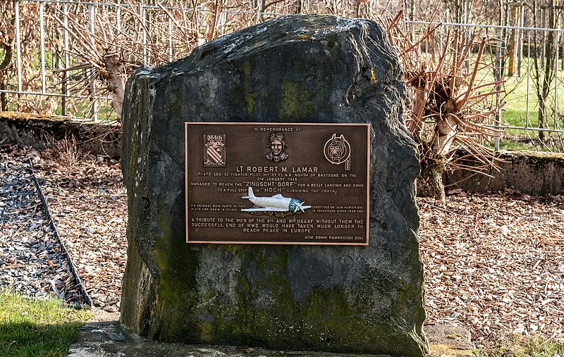 Monument US-Pilot Lt. Robert M. Lamar