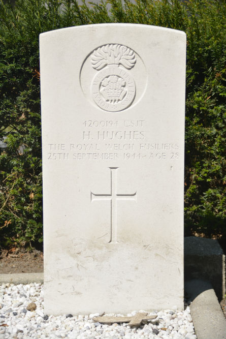 Commonwealth War Graves Roman Catholic Cemetery Reusel #3