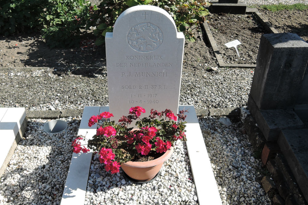 Dutch War Graves Roman Catholic Cemetery Nieuwstadt #2