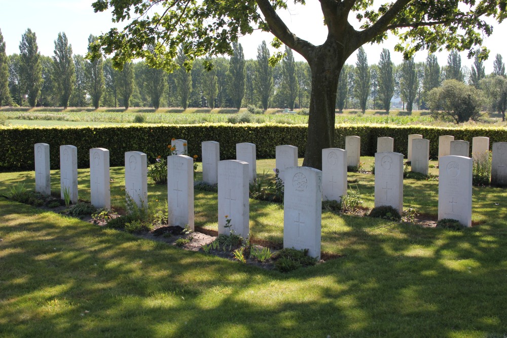 Commonwealth War Cemetery Esquelmes #4