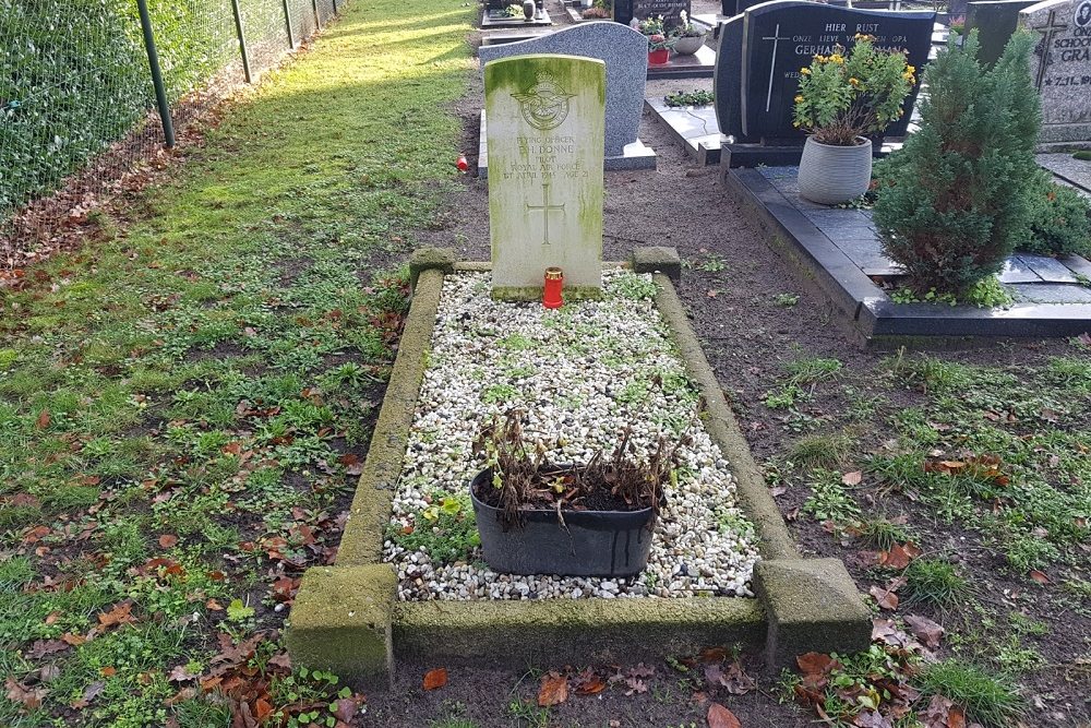 Commonwealth War Grave Roman Catholic Cemetery Lonneker #5