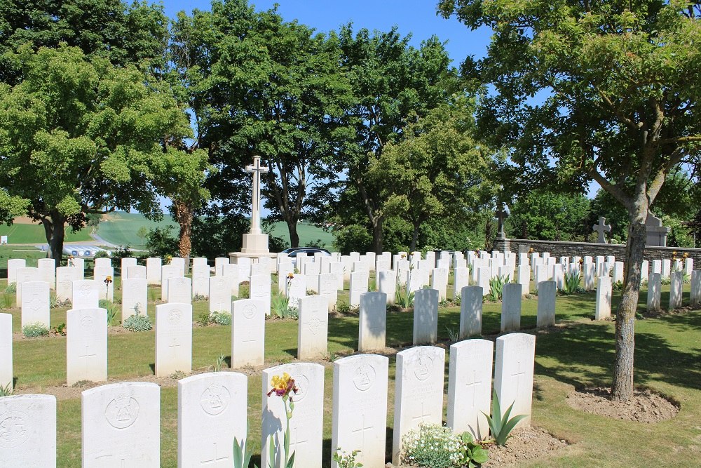 Commonwealth War Graves Heninel Communal Extension #1