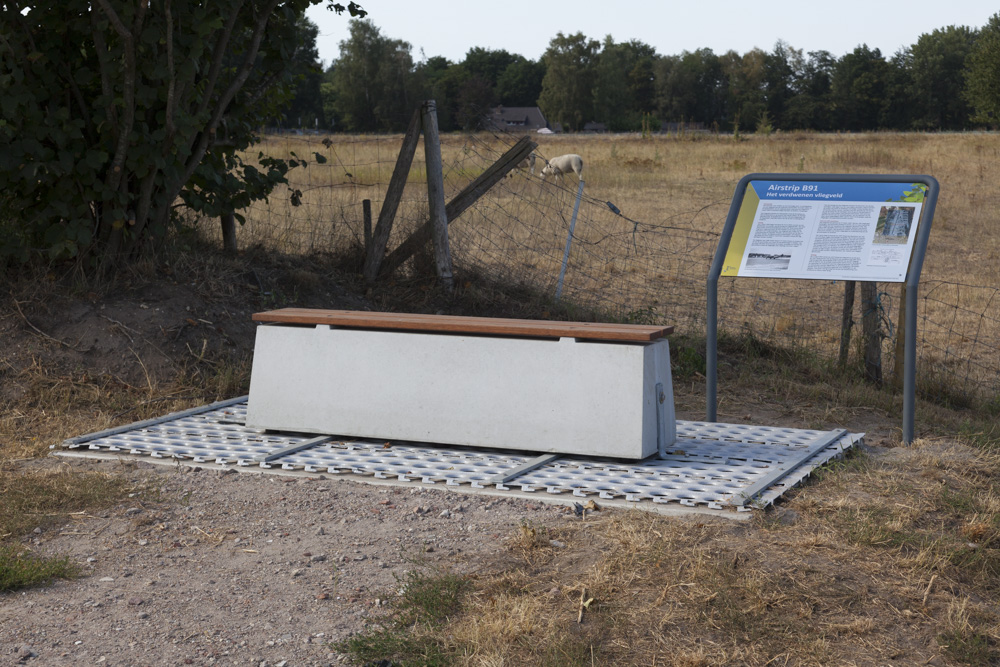 Informatiebord en bank voormalige Airstrip B.91 Kluis #1