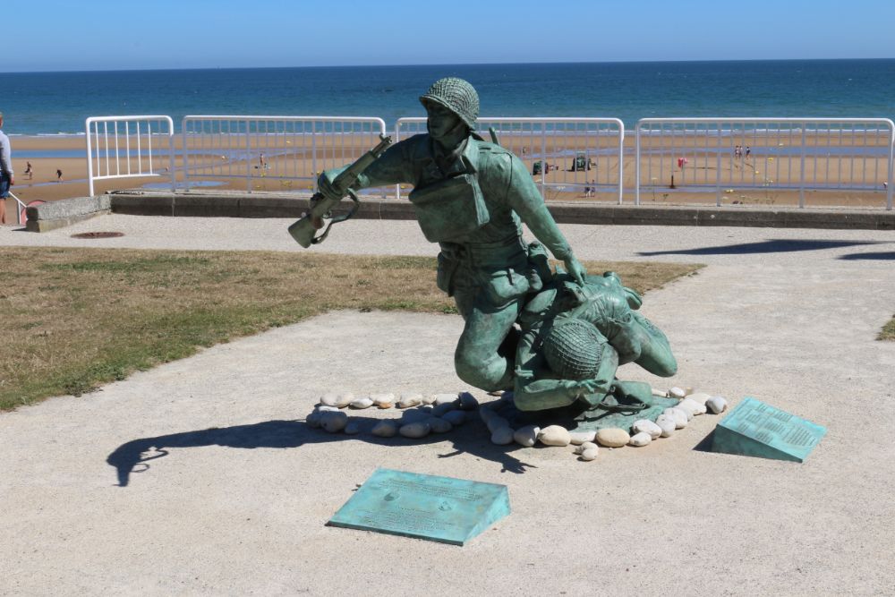 Monument Wounded Soldier Omaha Beach #4