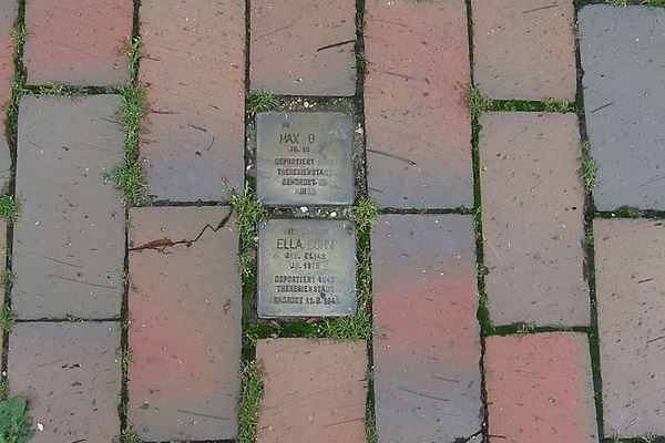 Stolpersteine Deichstrae 28 #1