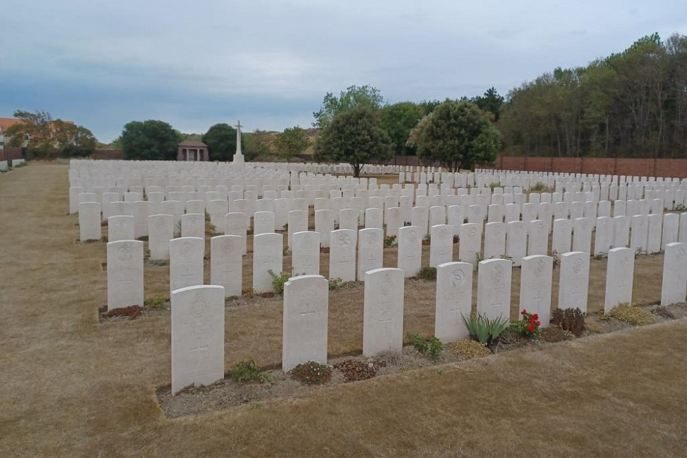 War Cemetery Commonwealth Les Baraques #2