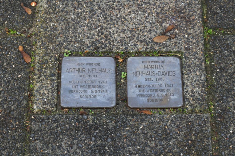 Stolpersteine herinneren aan vermoorde Joden, zoals de ouders van Marian