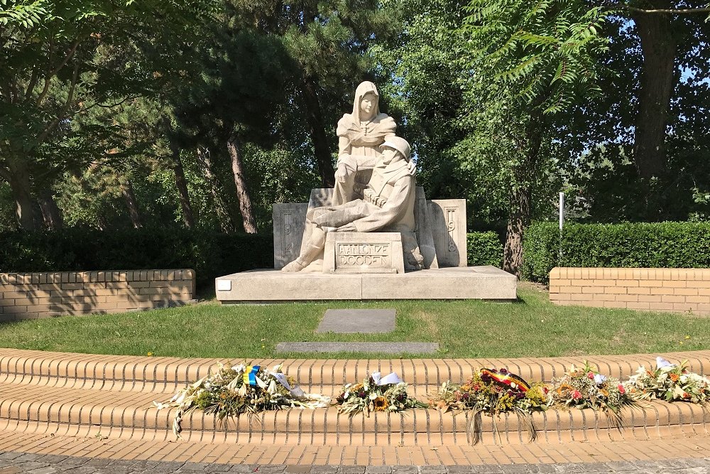 Oorlogsmonument Oostduinkerke #1