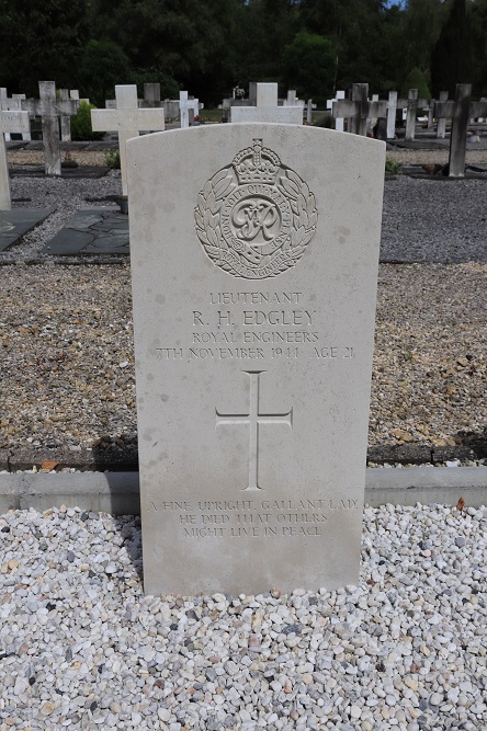 Commonwealth War Graves Budel-Dorplein #3