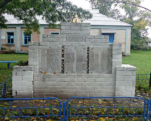 Massagraf Russische Soldaten & Oorlogsmonument