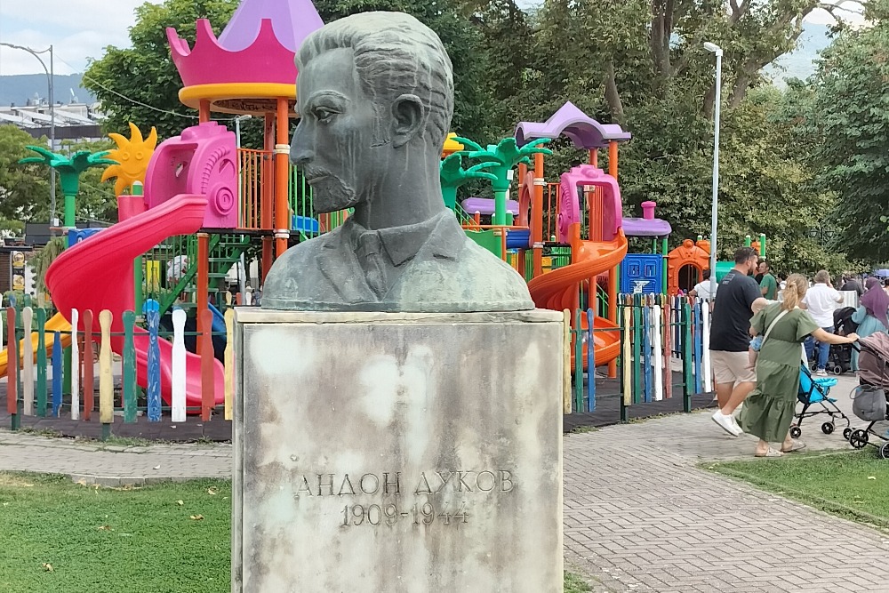 Busts Andin Dukov & Spas Bandzov