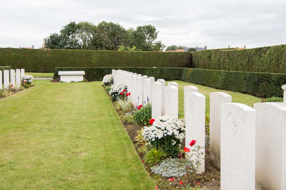 Commonwealth War Graves Hondschoote #2