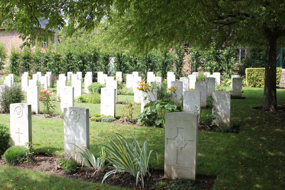Commonwealth War Cemetery Morbecque #4