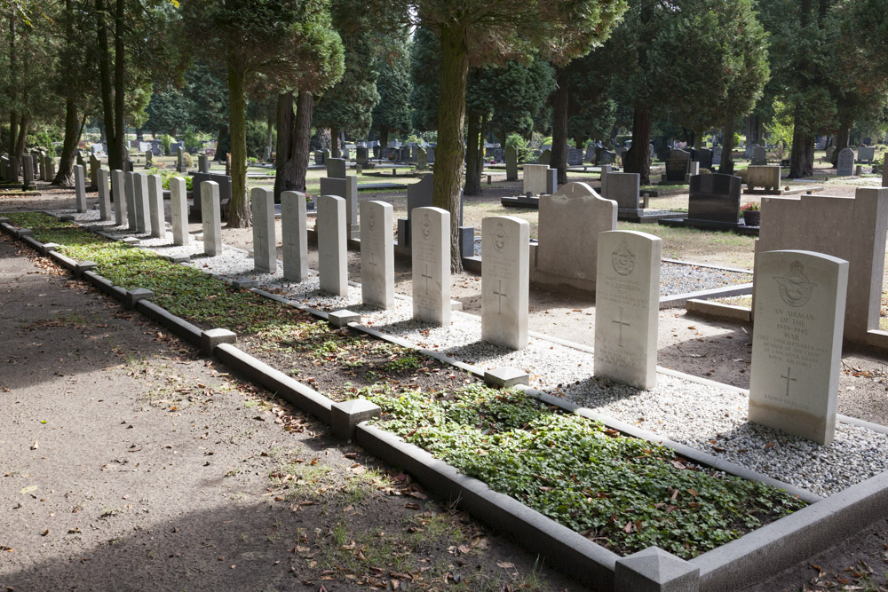 Commonwealth War Graves Municipal Cemetery Zelhem #1