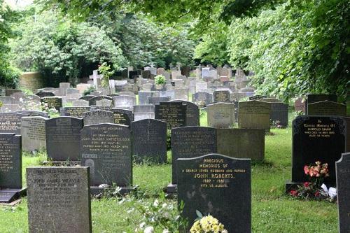 Commonwealth War Graves St Peter Churchyard