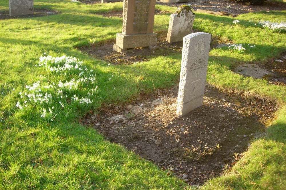 Oorlogsgraf van het Gemenebest Moneydie Parish Churchyard