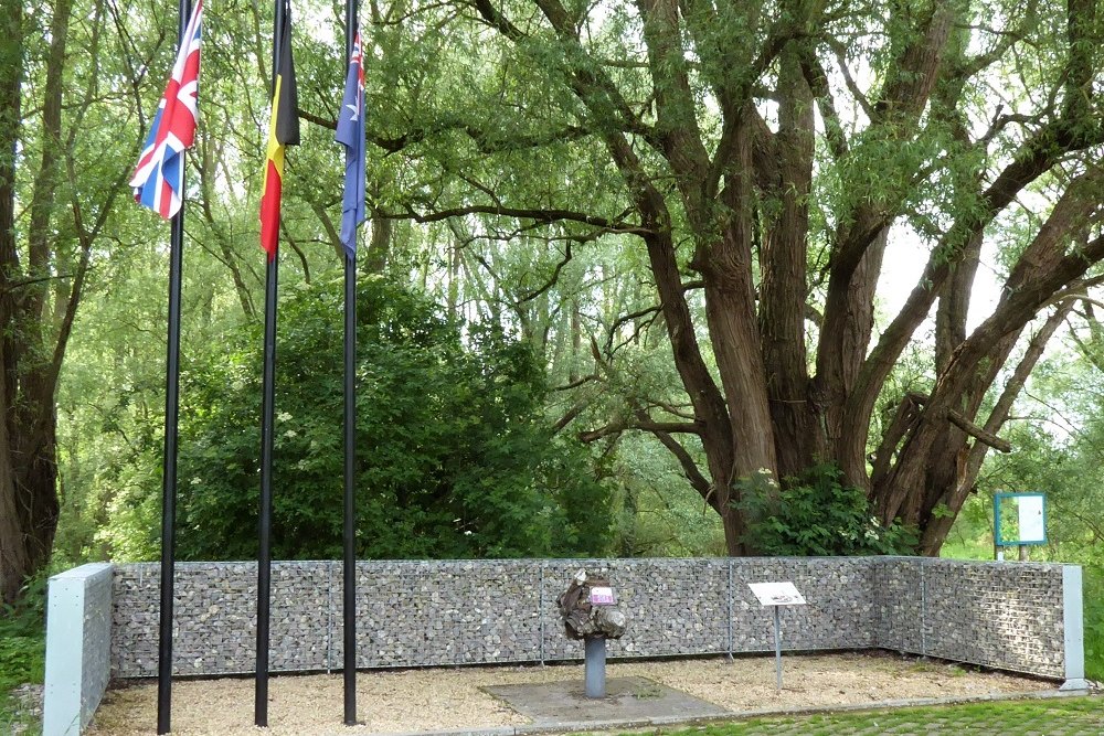 Memorial Lancaster II LL652 JI-C Schendelbeke #4