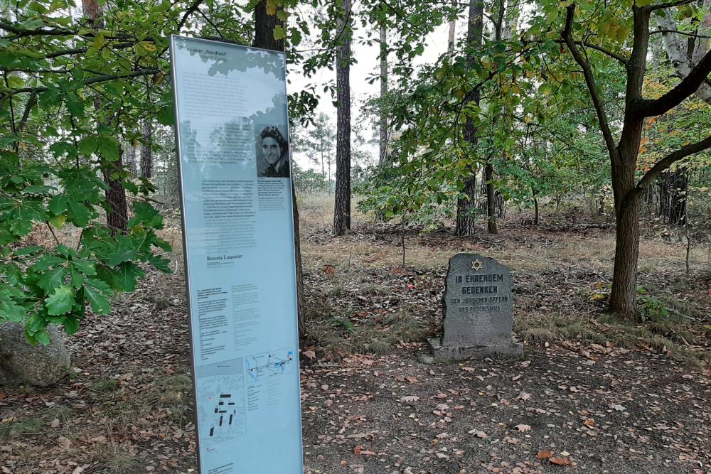 Monument Massagraf Kamp Nordfeld #2