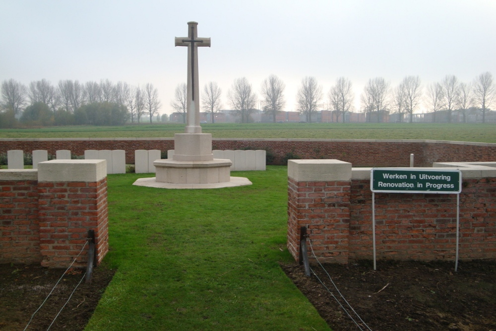 Commonwealth War Cemetery La Belle Alliance #1
