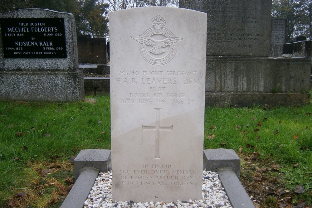 Commonwealth War Grave Protestant Cemetery Den Andel #3