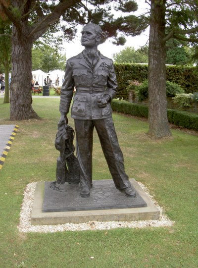 Statue Douglas Bader #1