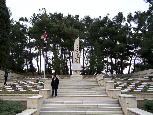 Symbolische Turkse Begraafplaats Zigindere Field Dressing Post #1