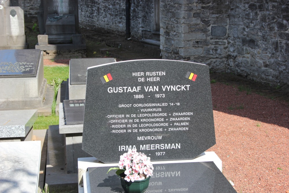 Belgian Graves Veterans Machelen-aan-de-Leie Churchyard #2