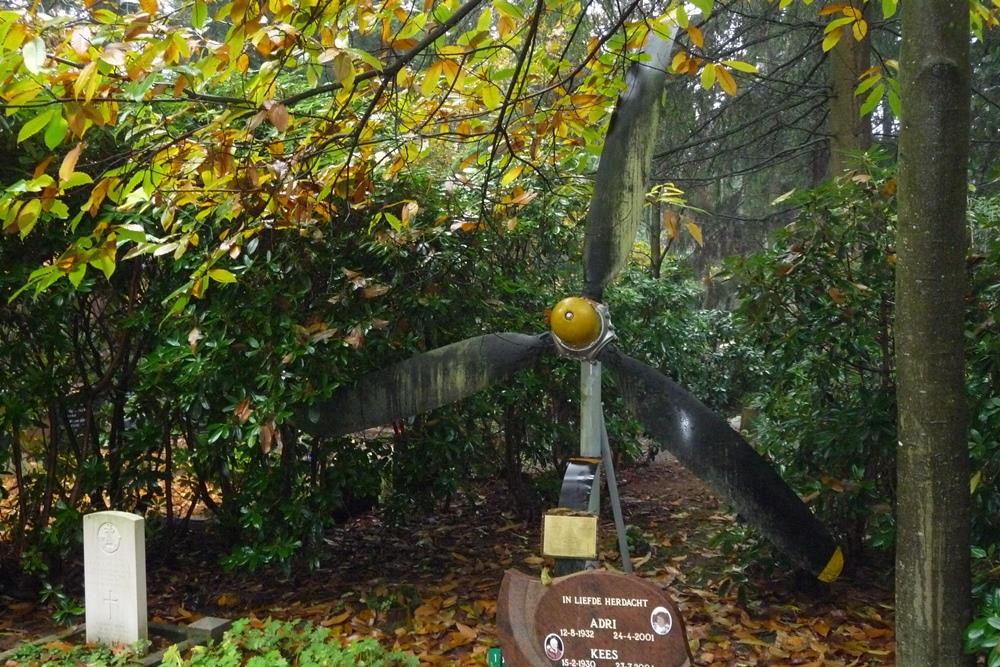 Monument voor de Gevallen Vliegers Begraafplaats Rusthof Leusden #1