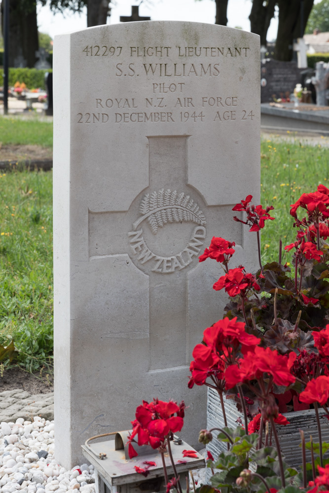Commonwealth War Grave Roman Catholic Cemetery Losser #2