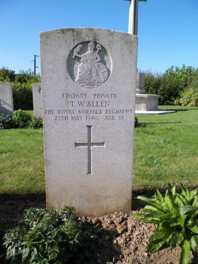 Commonwealth War Cemetery Le Paradis #4