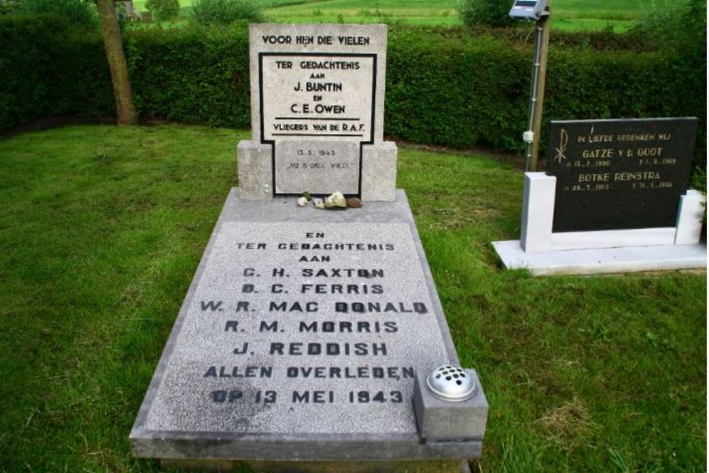 Commonwealth War Graves Protestant Churchyard Hieslum #1