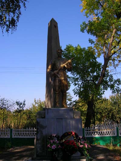 Massagraf Sovjetsoldaten & Oorlogsmonument Yasnohorodka