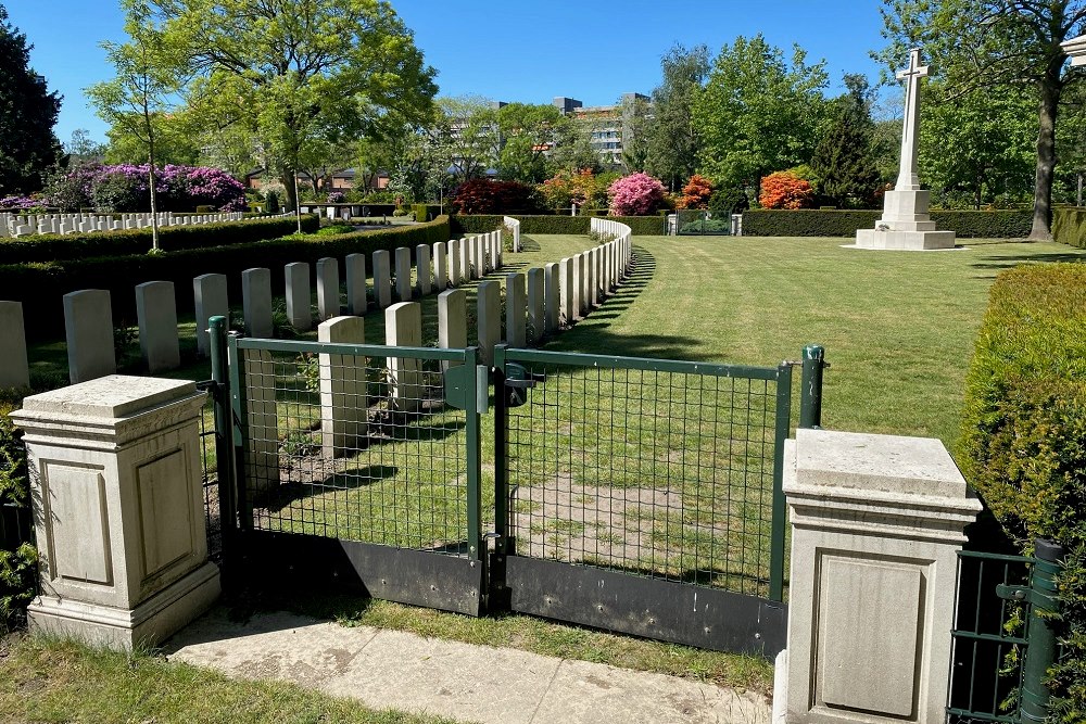 Commonwealth War Cemetery Eindhoven-Woensel #3