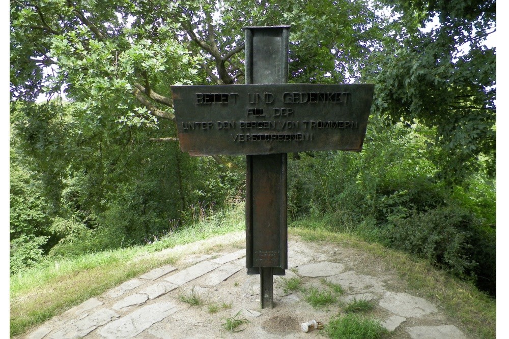 Trmmerkreuz Mnchen #1