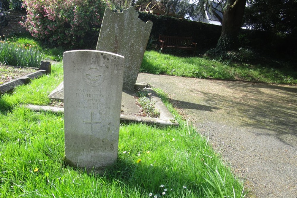 Commonwealth War Grave St. Kybi Churchyard #1