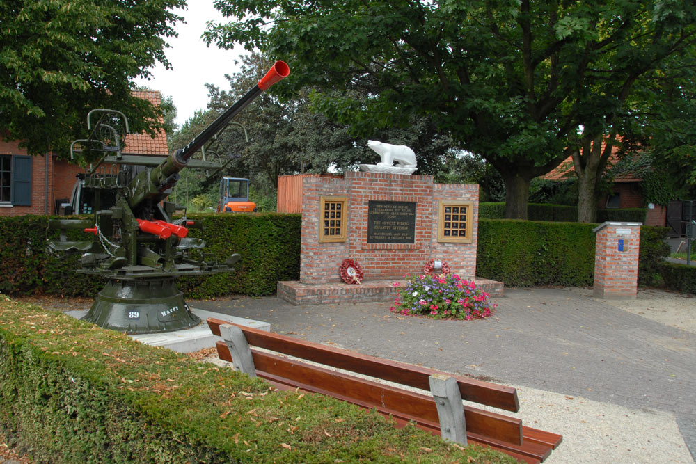 Bevrijdingsmonument met Luchtdoelkanon Wuustwezel