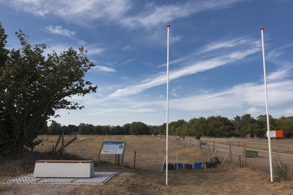 Informatiebord en bank voormalige Airstrip B.91 Kluis #5