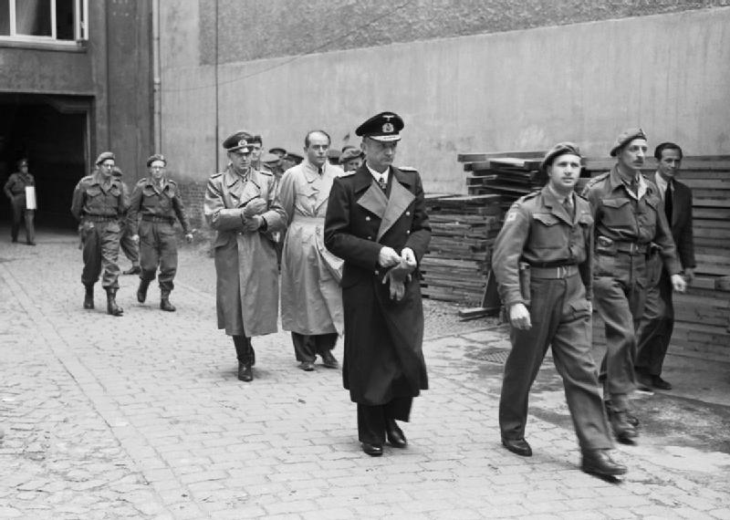 Verklaringen Karl Dönitz aangaande Hitlers dood en de Duitse capitulatie (01/08-05-1945)